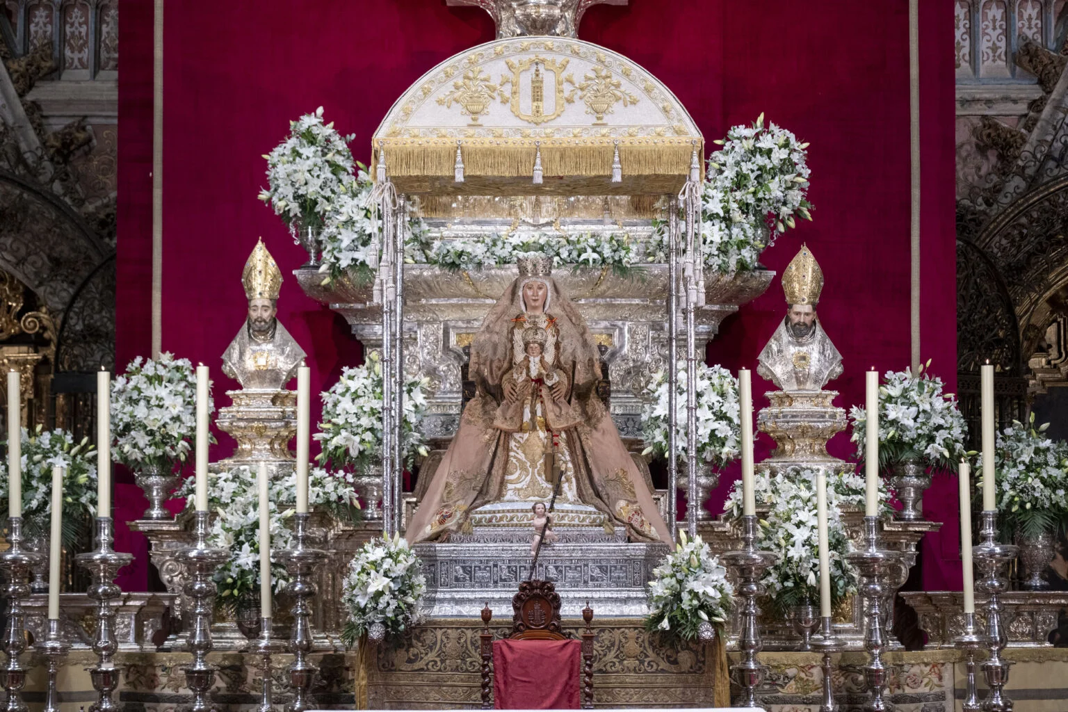 La Patrona de Sevilla en su paso durante la novena. 