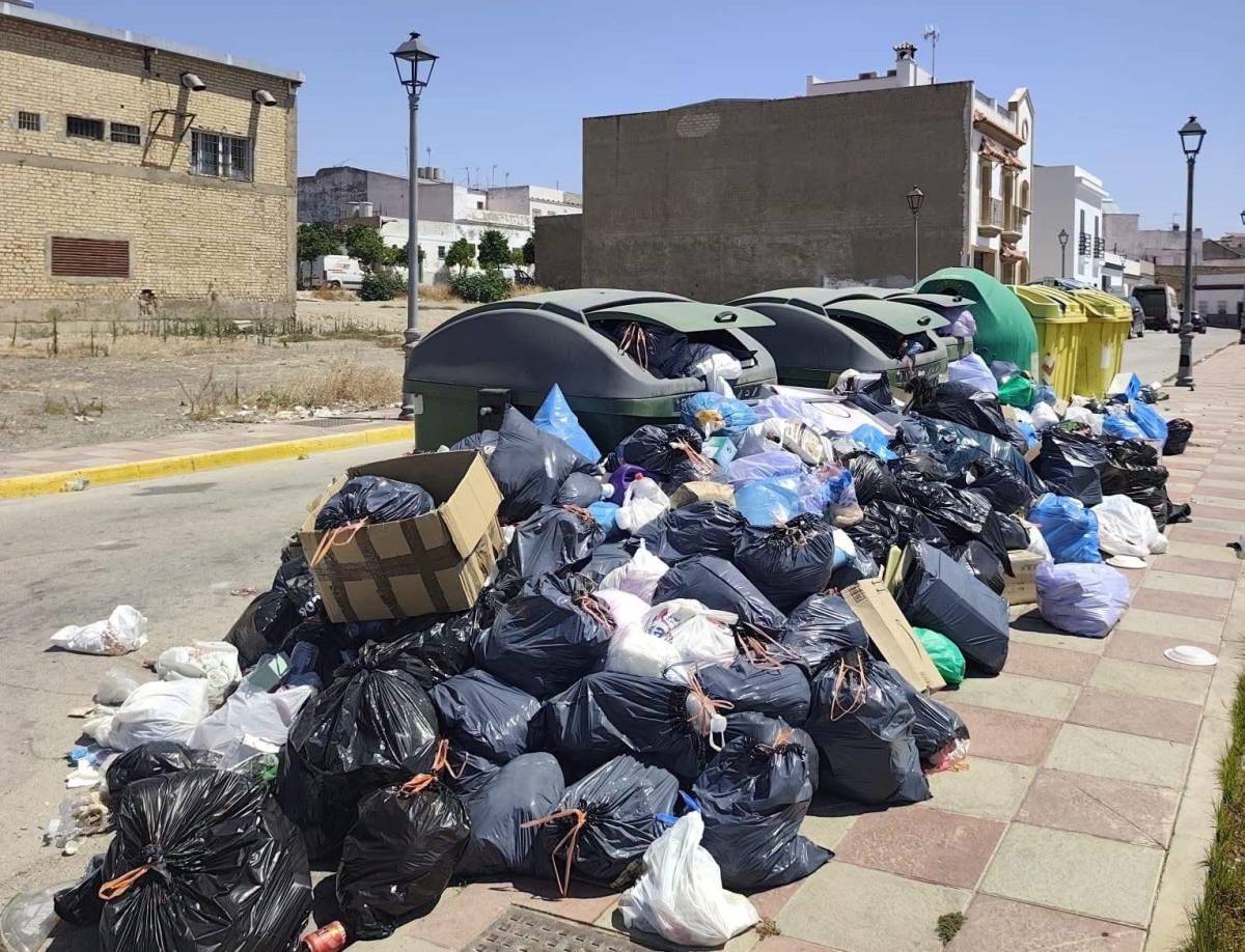 La huelga de recogida de basuras ha durado 38 días en este municipio del Bajo Guadalquivir. - La huelga de recogida de basuras ha durado 38 días en este municipio del Bajo Guadalquivir.