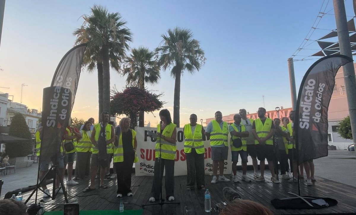 Una de las protestas públicas de los trabajadores, hace casi un mes en una céntrica plaza del municipio. - Una de las protestas públicas de los trabajadores, hace casi un mes en una céntrica plaza del municipio.