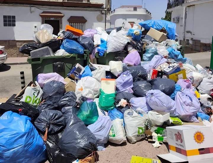 Un acuerdo con los trabajadores pone fin al infierno de la huelga de basuras de Las Cabezas después de 38 días