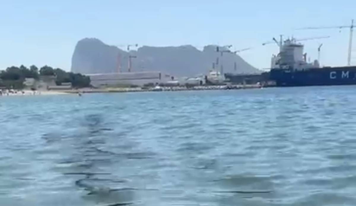 Baños con gasolina en la playa de Puente Mayorga: indignación en San Roque por la aparición de combustible en el mar