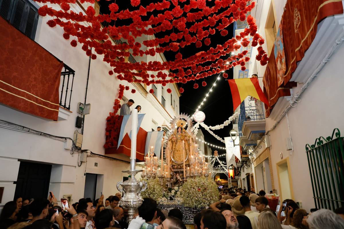 Miles de vecinos llenan las calles de Los Palacios para acompañar a su patrona, la Virgen de las Nieves