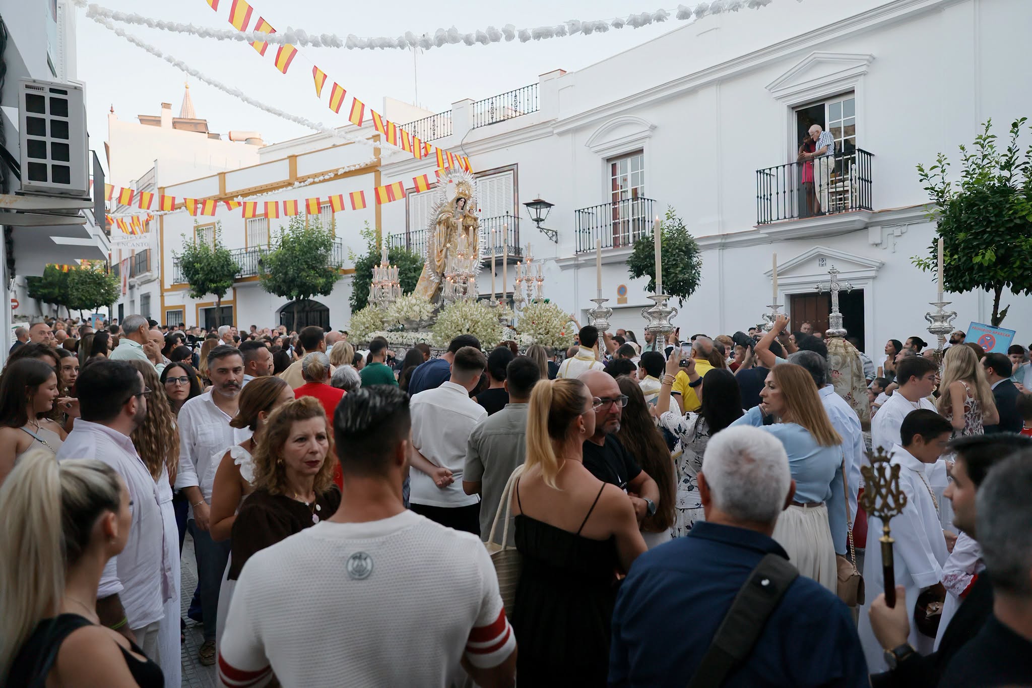 Mucho público durante todo le recorrido por las calles de Los Palacios. 