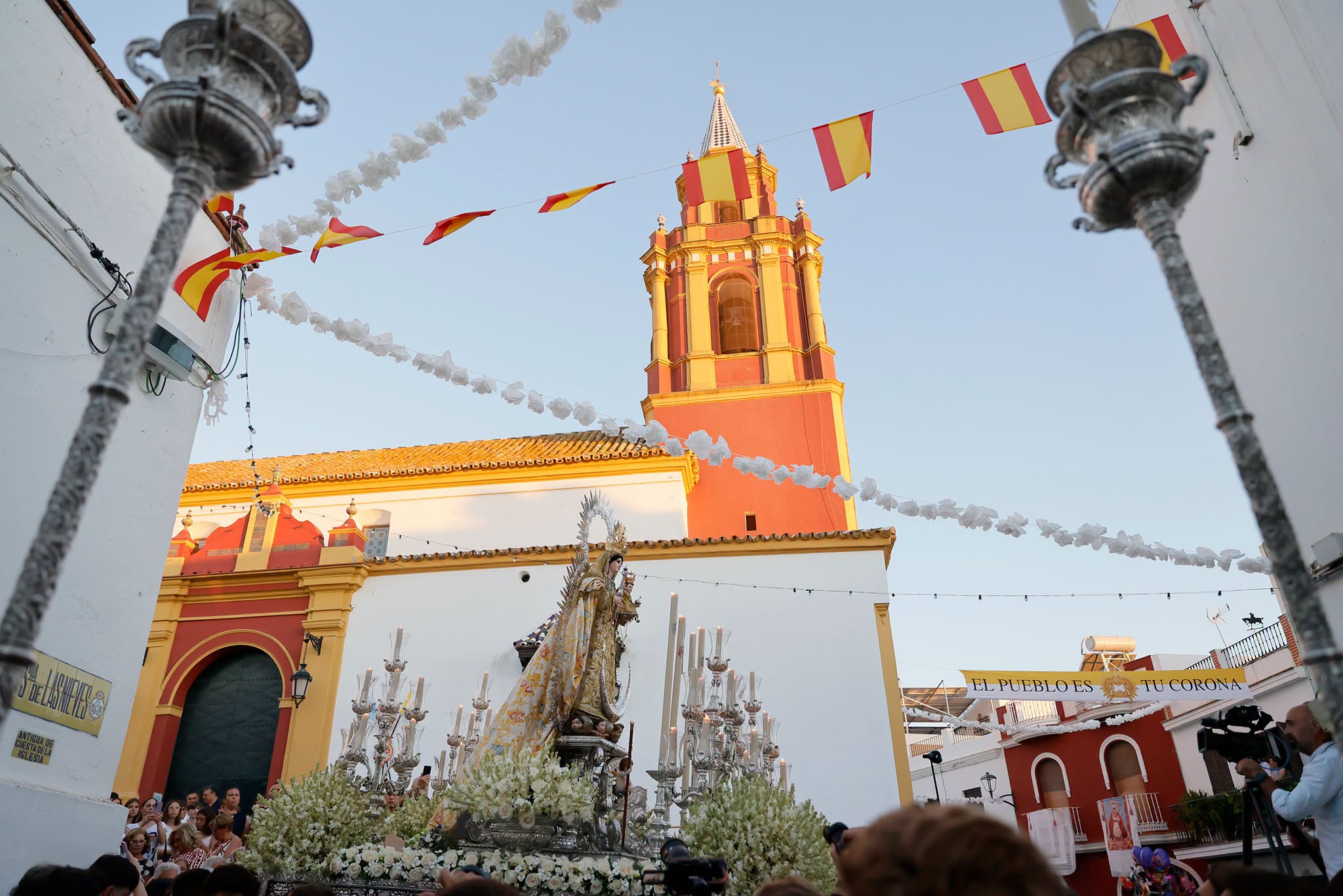 El paso con la Patrona de Los Palacios poco después de salir del tempo. 