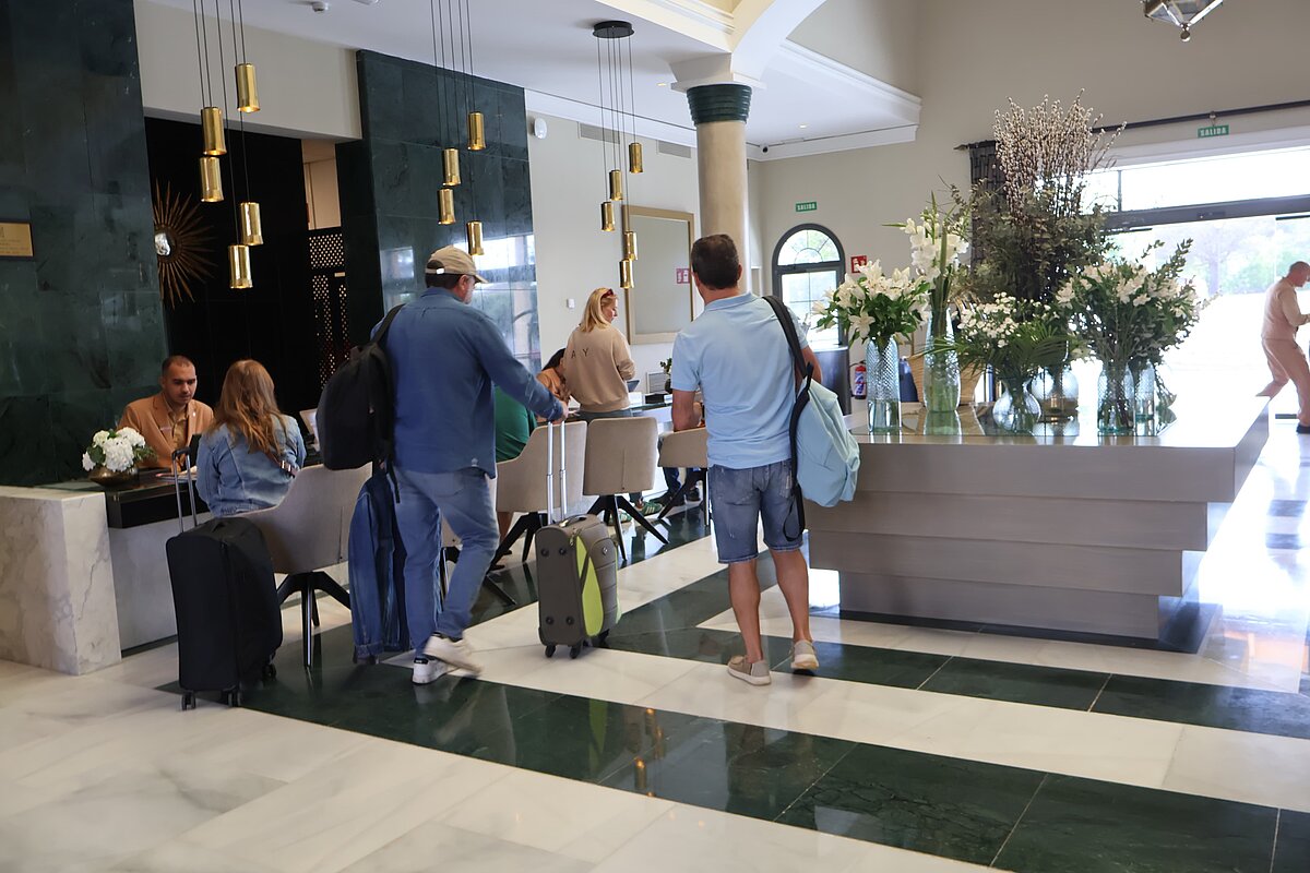 Recepción de un hotel en Chiclana, este verano. - 