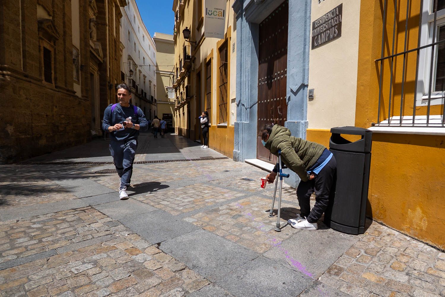 Imagen de la pobreza en Cádiz en una imagen de archivo. - MANU GARCÍA