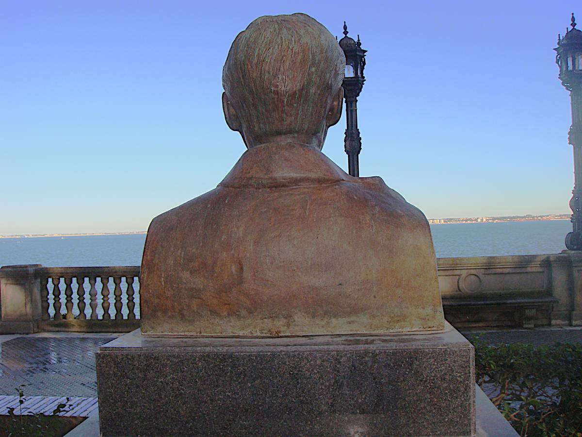 Busto de José Rizal, vista posterior. - Busto de José Rizal, vista posterior.