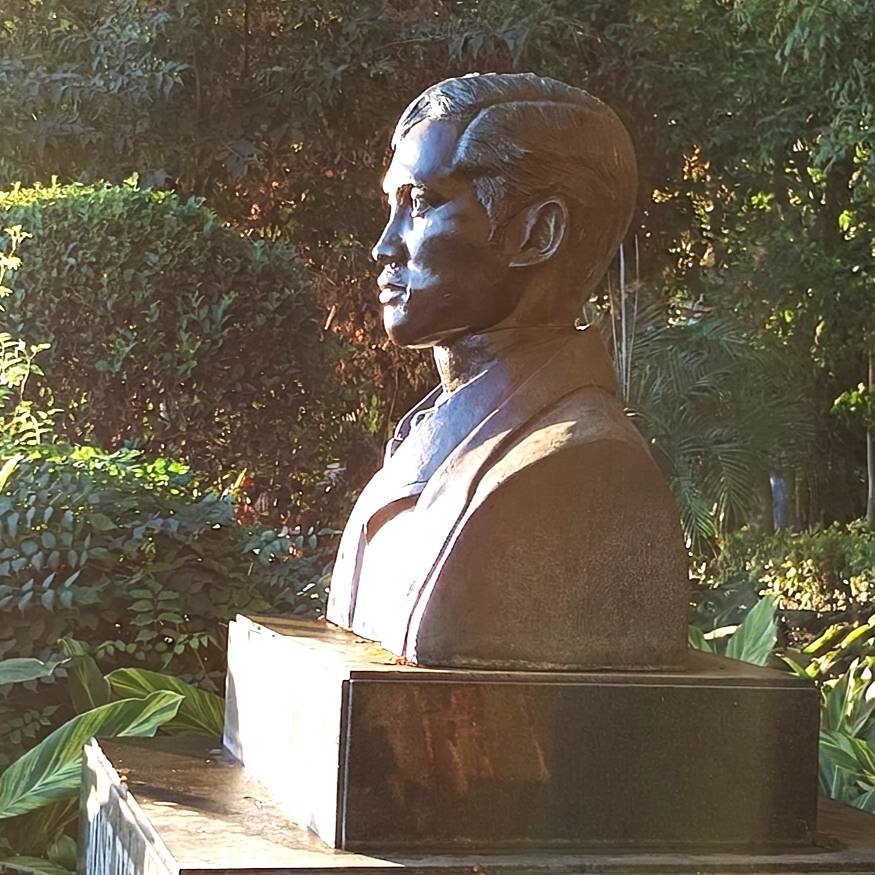 Busto de José Rizal, vista lateral izquierda. - Busto de José Rizal, vista lateral izquierda.