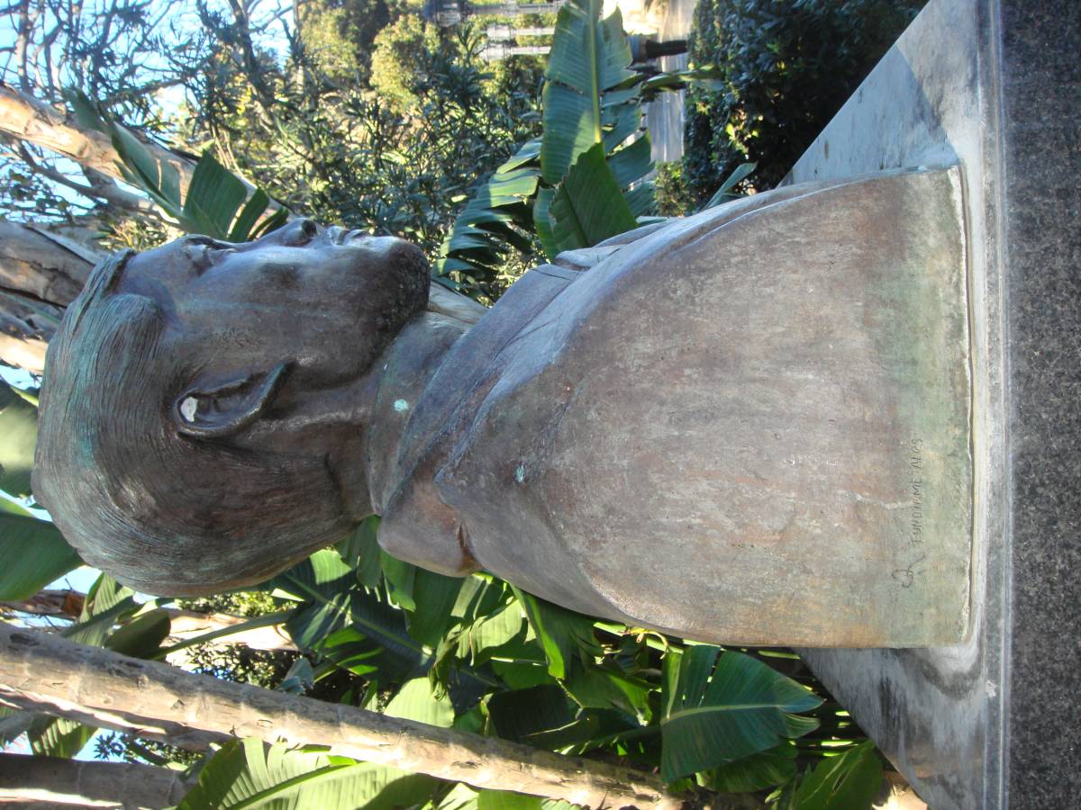 Busto de José Rizal, vista lateral derecha. - Busto de José Rizal, vista lateral derecha.