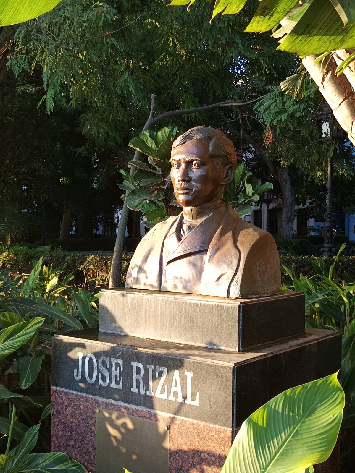 Busto de José Rizal, vista angular izquierda. - Busto de José Rizal, vista angular izquierda.