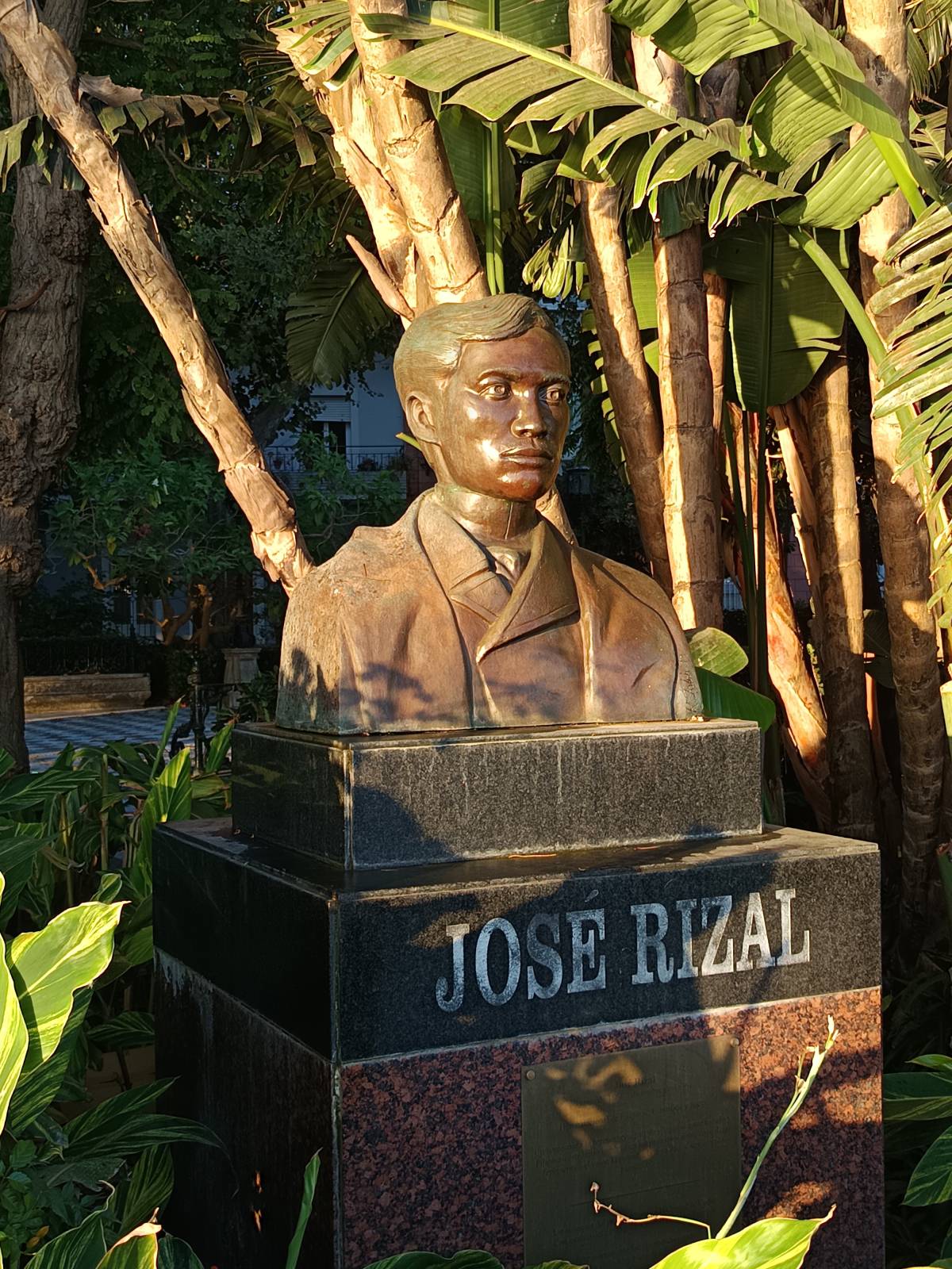 Busto de José Rizal, vista angular derecha. - Busto de José Rizal, vista angular derecha.