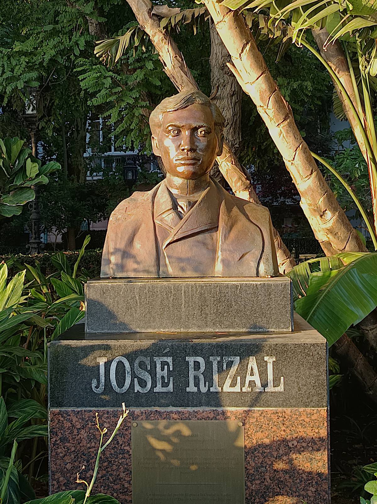 Monumento a José Rizal, vista frontal. - Monumento a José Rizal, vista frontal.