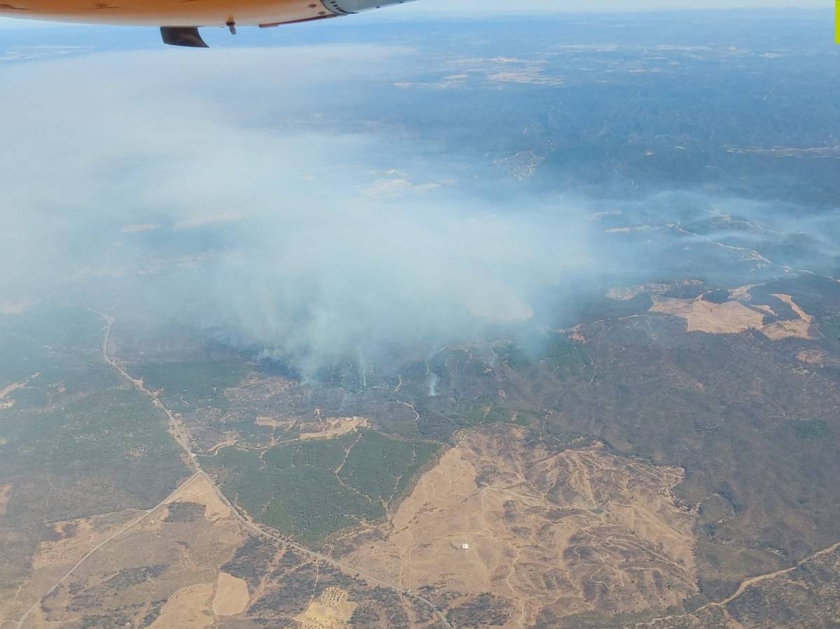 Instalado el Puesto de Mando en Huelva para el incendio que moviliza ya a 150 bomberos y 18 avionetas y helicópteros