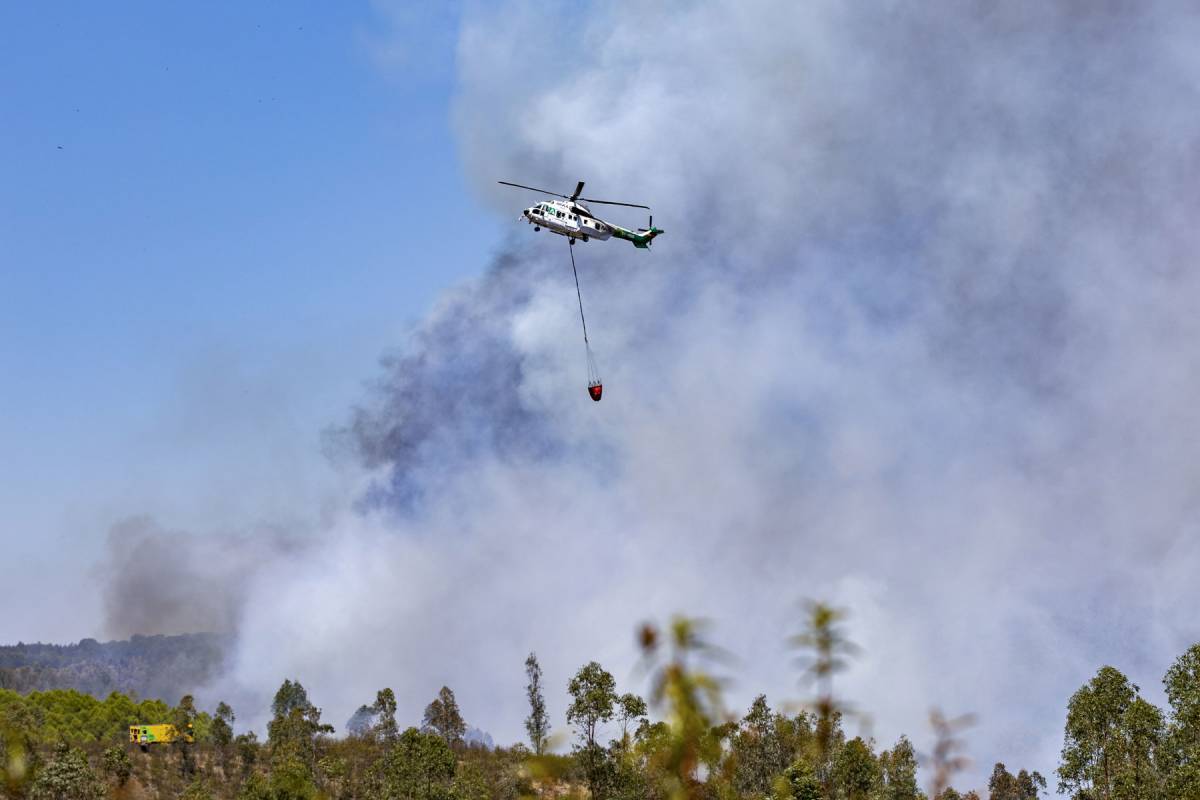 Instalado el Puesto de Mando en Huelva para el incendio que moviliza ya a 150 bomberos y 18 avionetas y helicópteros