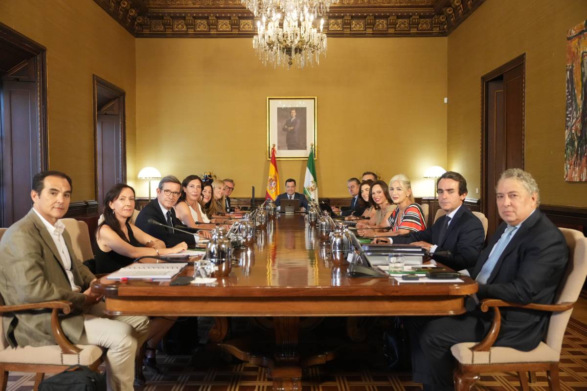 Los 314 altos cargos nombrados por el Gobierno de PP y Vox encienden a la oposición en Andalucía: 