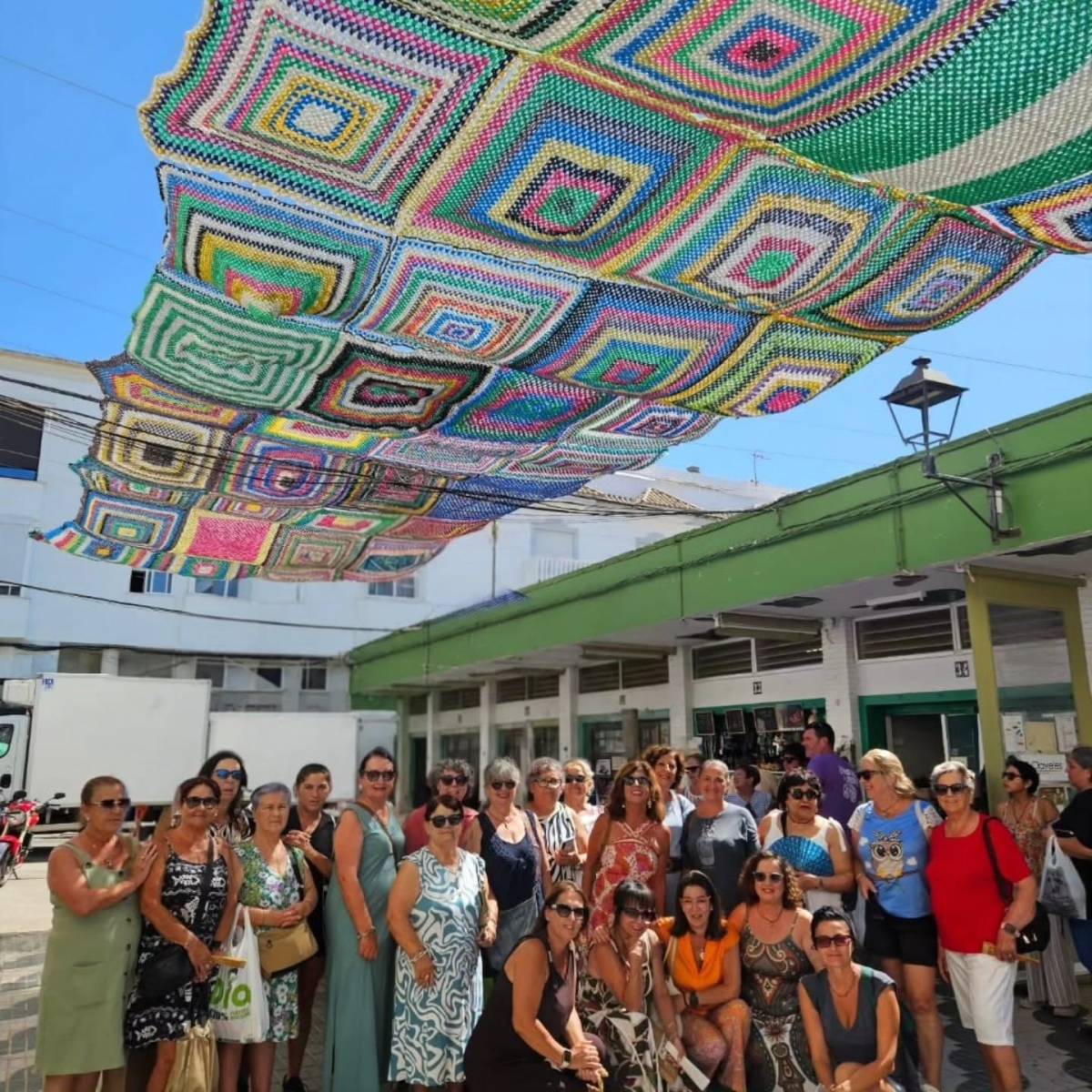 Otra de las calles con toldos de crochet. - Otra de las calles con toldos de crochet.