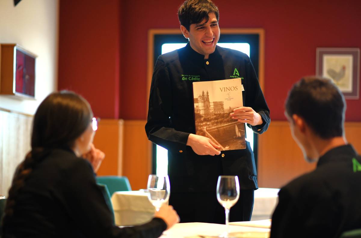 La Escuela de Hostelería de Cádiz ofrece 15 plazas gratuitas de Servicio de Restaurante para desempleados: este es el plazo
