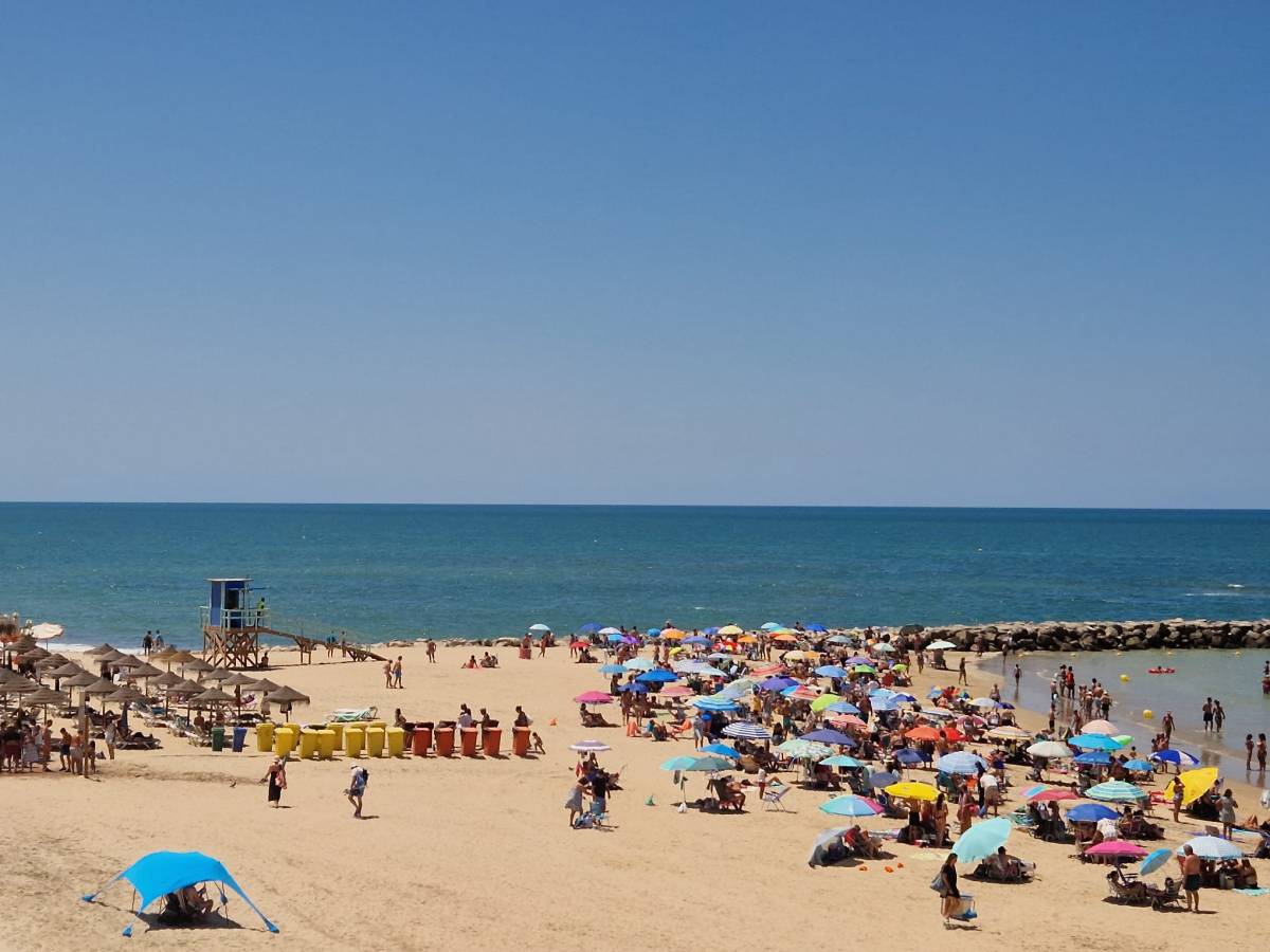 De Cortadura a La Caleta: Cádiz defiende sus playas (y a sus 200 trabajadores) de las críticas
