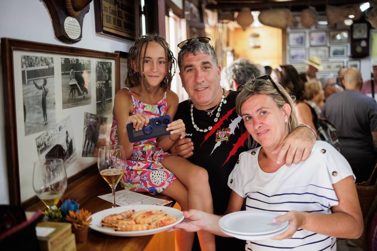 Toñi Moreno, y turistas de Bilbao, Granada y Huelva, hablan de su verano eterno en Bajo de Guía: 