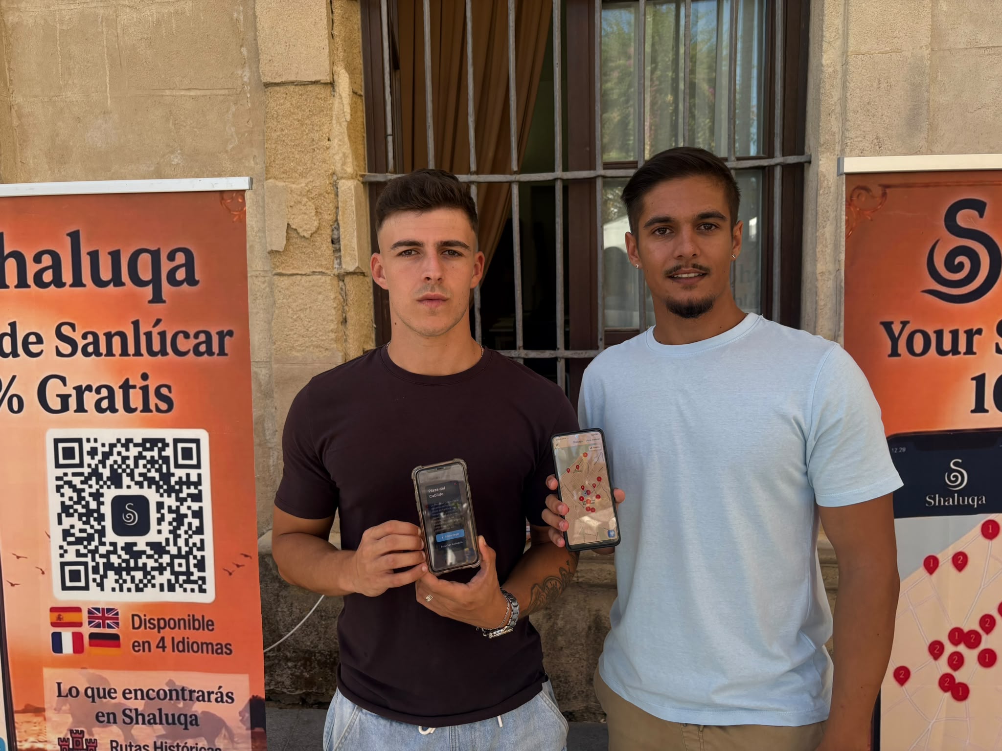 Los dos emprendedores de Sanlúcar, en el expositor donde muestran la app. - Los dos emprendedores de Sanlúcar, en el expositor donde muestran la app.