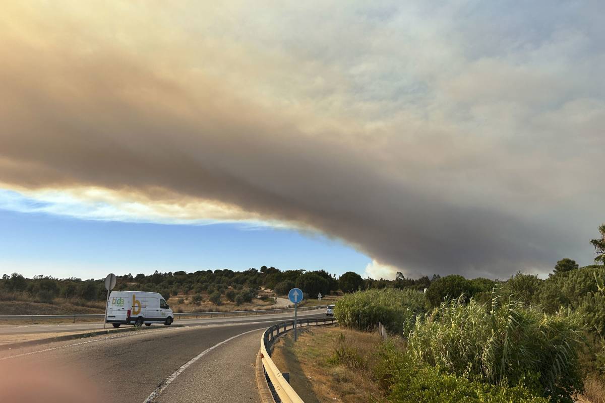 Un cambio de vientos complica la situación del incendio de Niebla: nuevos focos tras mucho 