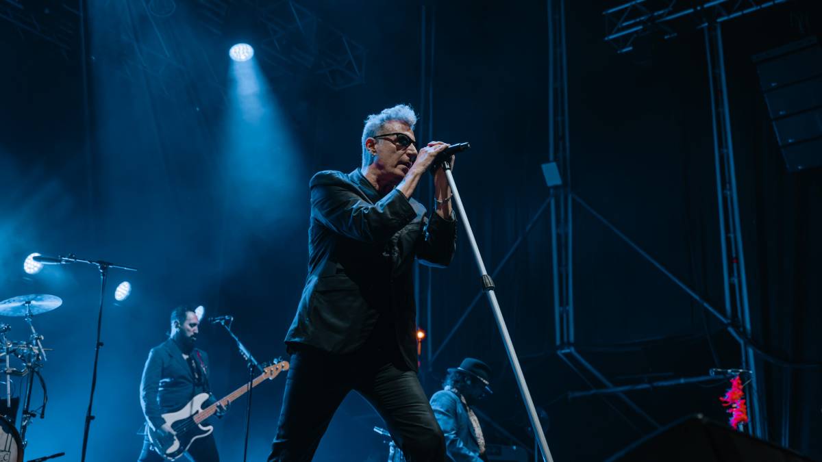 El rock de Loquillo hace vibrar al público del Tío Pepe Festival: imágenes de una noche con aroma a los 80