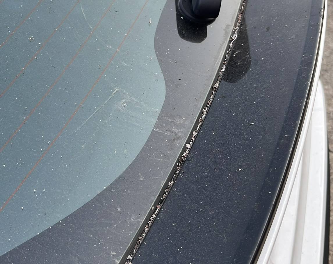 La ceniza del incendio de Niebla sobre uno de los coches de una vecina. - La ceniza del incendio de Niebla sobre uno de los coches de una vecina.