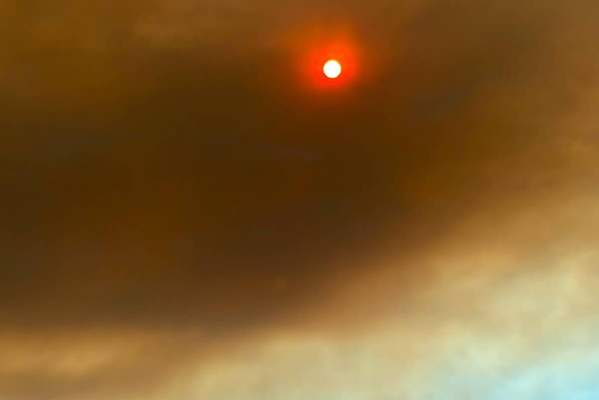 Así se veía el sol entre la nube de humo del incendio de Niebla. - Así se veía el sol entre la nube de humo del incendio de Niebla.