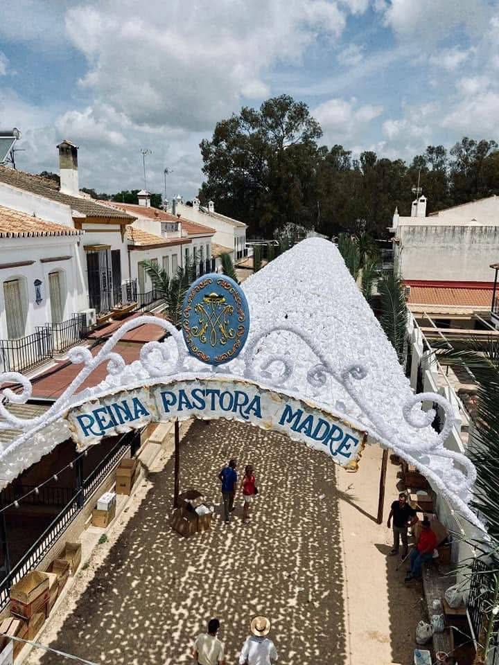  Almonte se prepara para la Venida de la Virgen del Rocío con miles de flores de papel y una gran arquitectura efímera