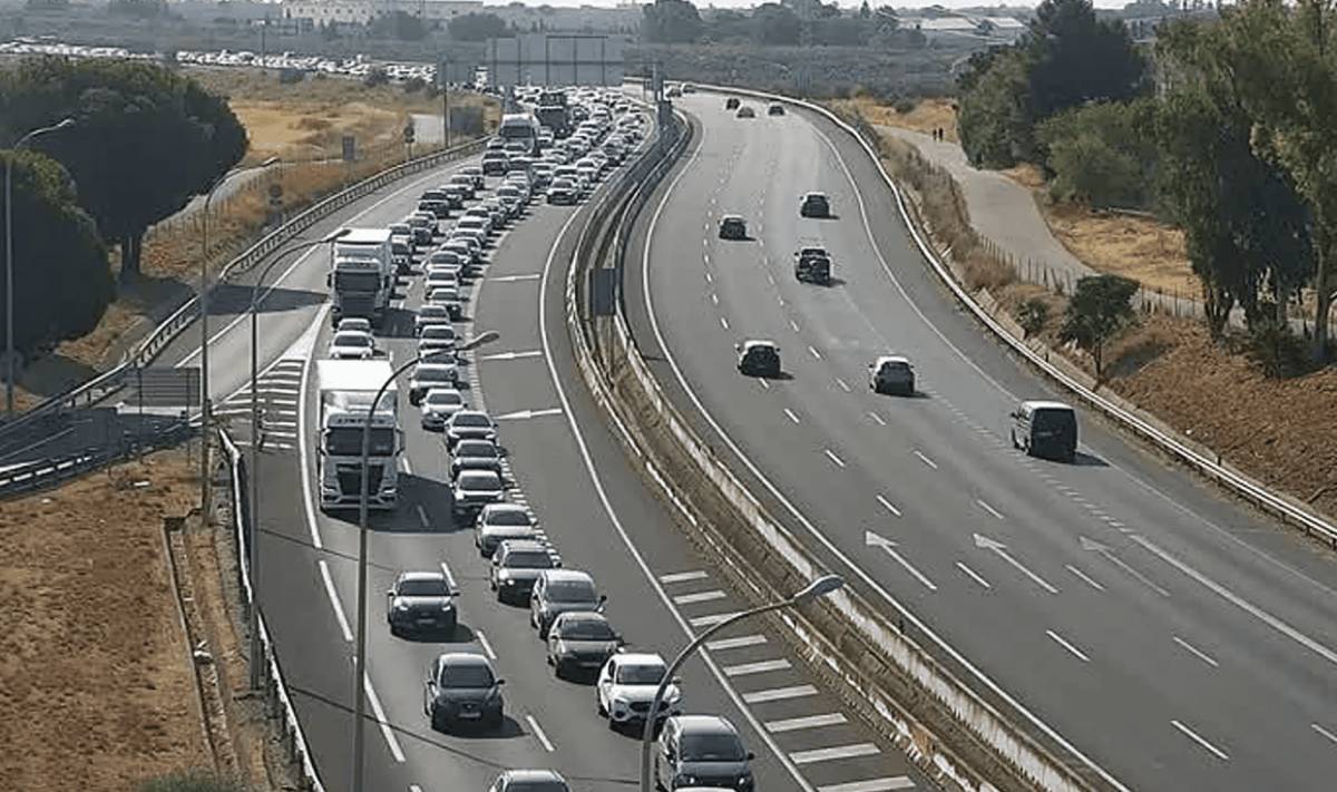 La salida desde Sevilla hacia las playas de Cádiz y Huelva se atasca: accidentes y atasco en la AP-4 y la A-49