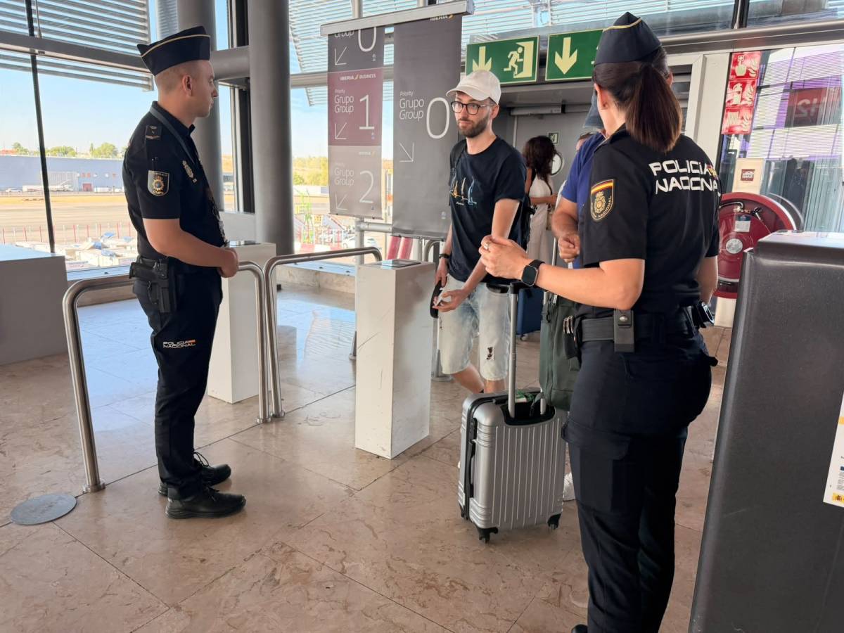 Dos aeropuertos andaluces ya hacen controles a los pasajeros llegados desde Italia "a puerta de avión"