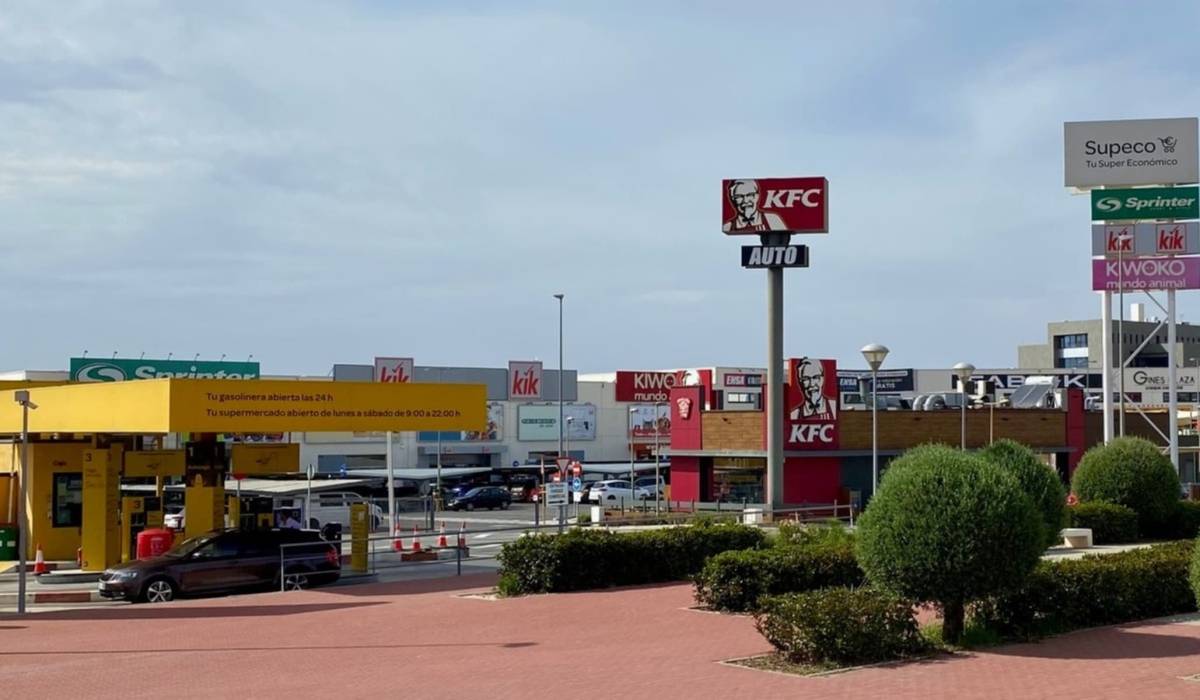 Desalojan un centro comercial en la provincia de Sevilla por el rápido avance de un fuego