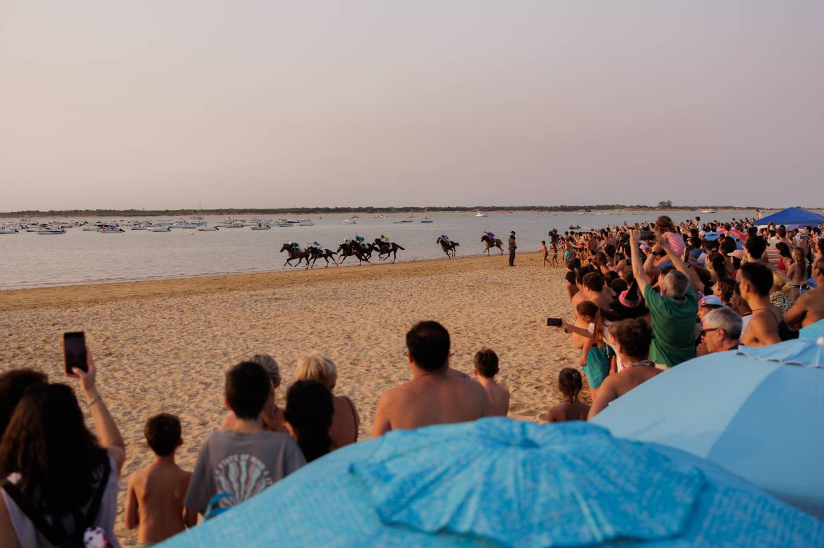 Sanlúcar corre detrás de sus carreras: de la sombrilla al palco VIP en una tarde de caballos, apuestas y reencuentros