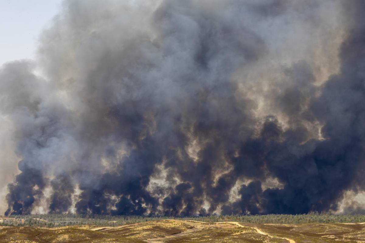 Sigue la lucha contra el fuego en Niebla: incertidumbre con los vientos, humo llegando a la provincia de Sevilla y tres bomberos heridos