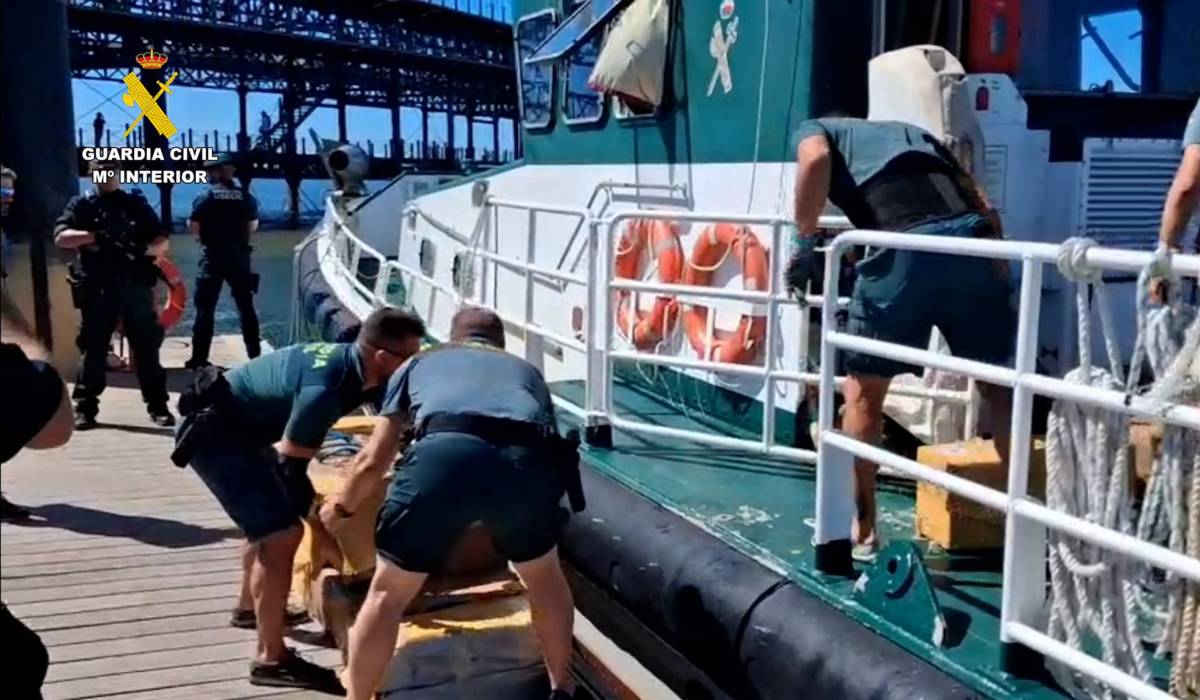 Lanzan 27 fardos de cocaína al mar para huir de la Guardia Civil en Huelva - Lanzan 27 fardos de cocaína al mar para huir de la Guardia Civil en Huelva