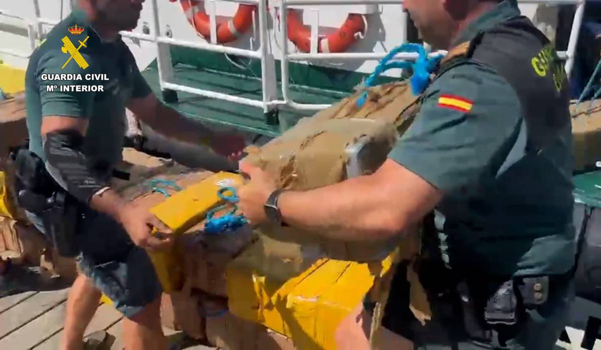 Persecución frente a las costas de Huelva: arrojan más de 800 kilos de cocaína al mar en plena huida