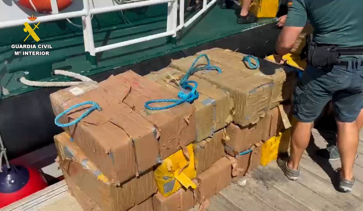 Lanzan 27 fardos de cocaína al mar para huir de la Guardia Civil en Huelva - Lanzan 27 fardos de cocaína al mar para huir de la Guardia Civil en Huelva