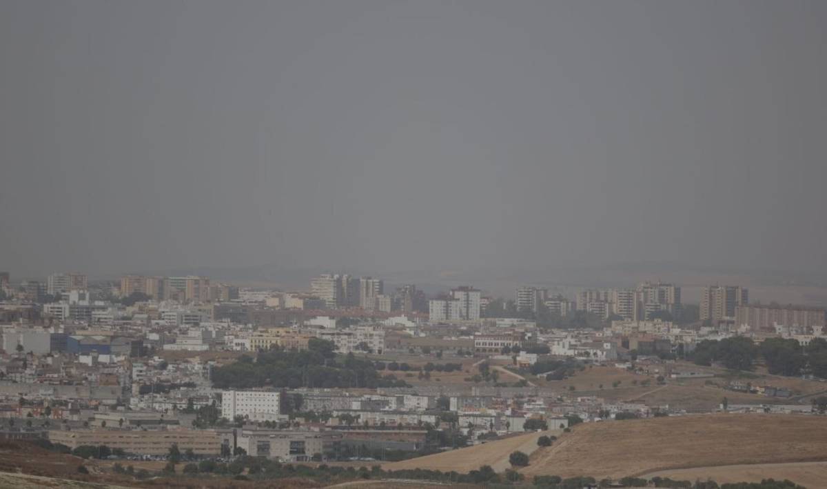 La presencia de humo en el aire, visto desde la Sierra de San Cristóbal, en Jerez y La Bahía.