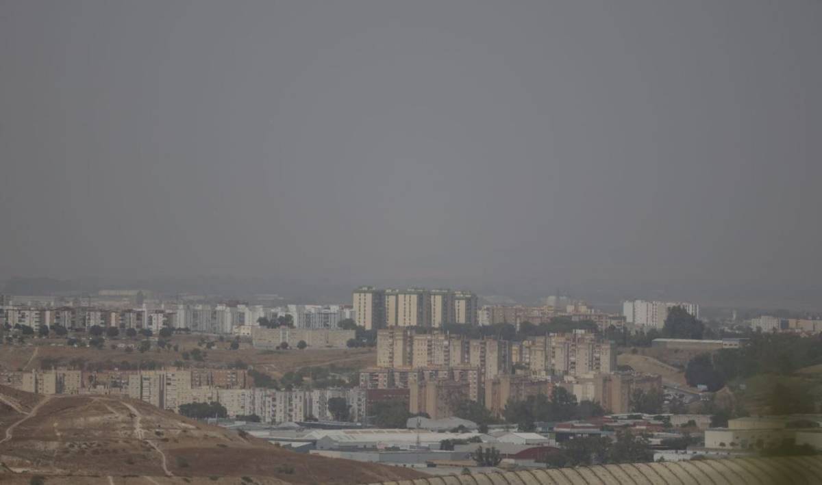 La presencia de humo en el aire, visto desde la Sierra de San Cristóbal, en Jerez y La Bahía.