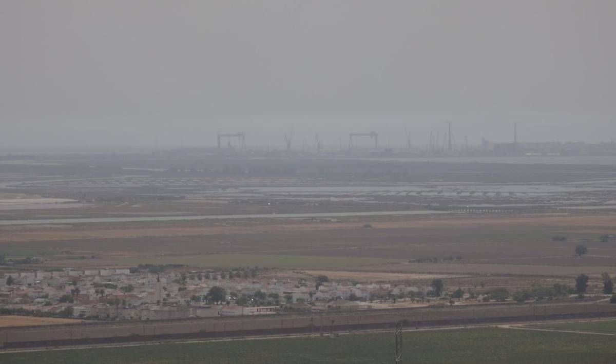 La presencia de humo en el aire, visto desde la Sierra de San Cristóbal, en Jerez y La Bahía.