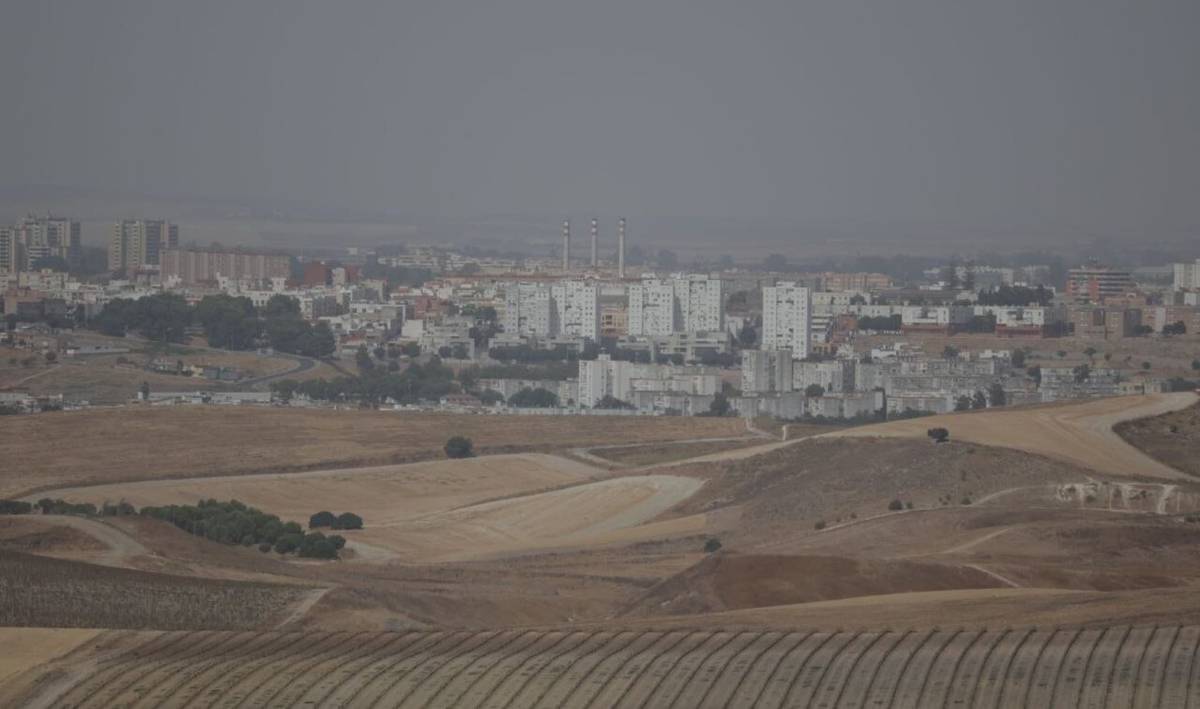 El humo del incendio de Niebla se hace visible en Jerez y distintos puntos de la Bahía de Cádiz