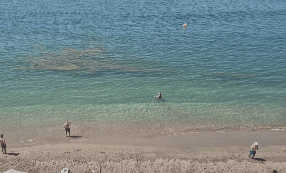 Restos de combustibles entre los bañistas en una playa de San Roque: el segundo vertido en una semana