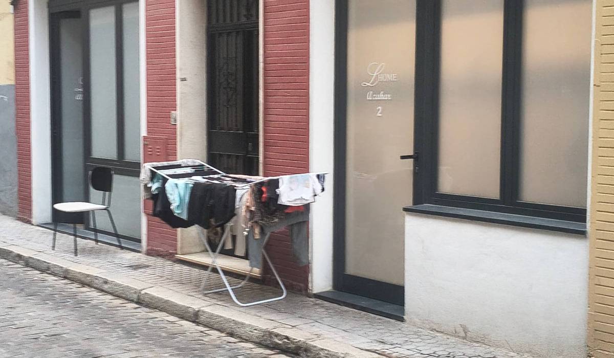 Un tendedero en plena calle desata la polémica por los pisos turísticos. - Un tendedero en plena calle desata la polémica por los pisos turísticos.