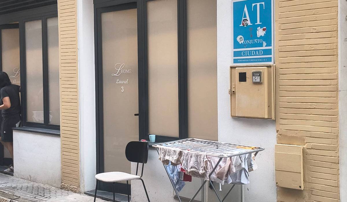 La imagen de un tendedero en plena calle en Sevilla desata la polémica: "Son los guiris secando su ropa interior"