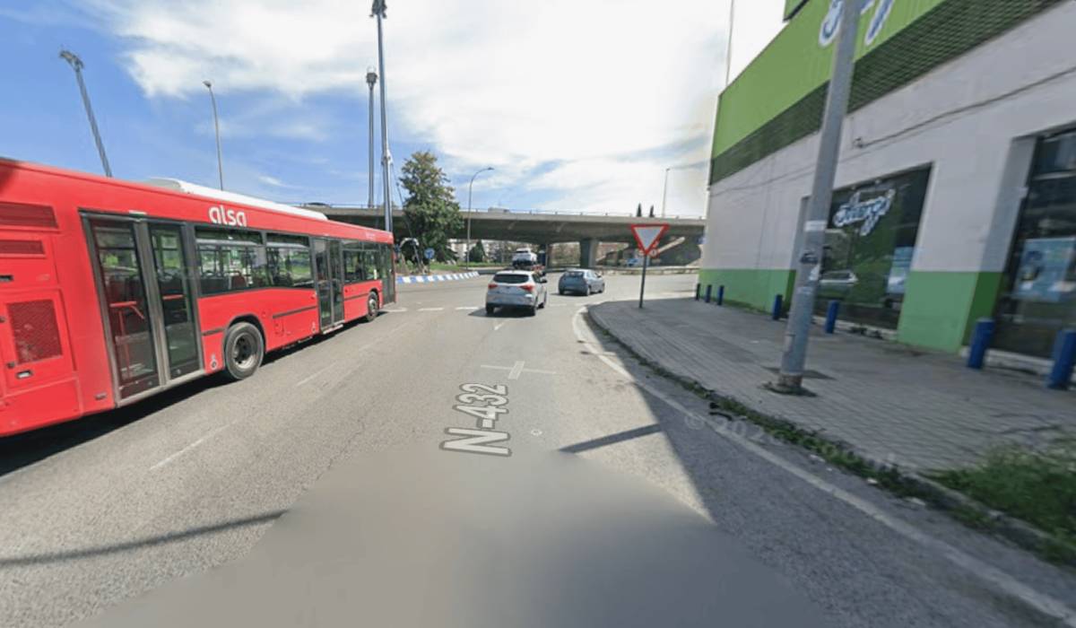 Muere mientras conducía en Granada y acaba estampando a otro vehículo