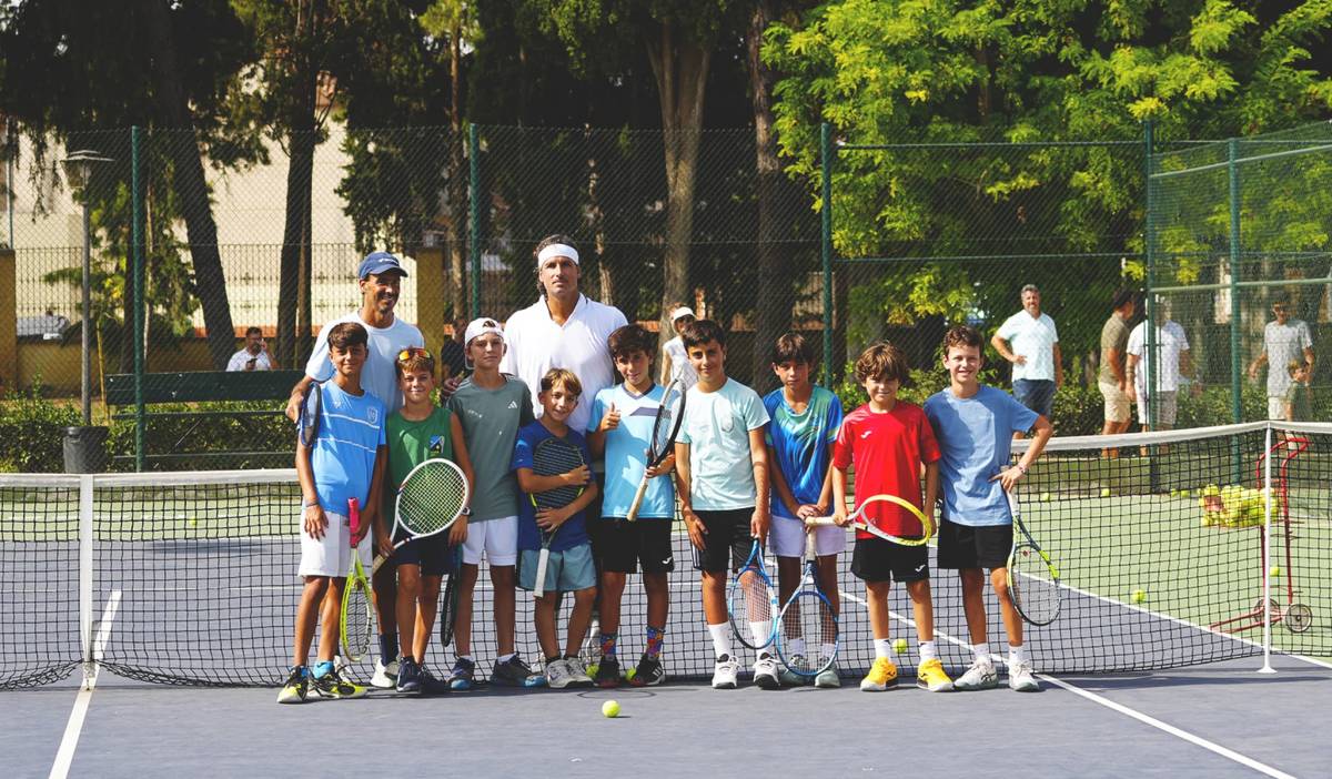 Feliciano López conquista a los más pequeños en Jerez antes de su duelo con Carlos Moyá - Feliciano López conquista a los más pequeños en Jerez antes de su duelo con Carlos Moyá