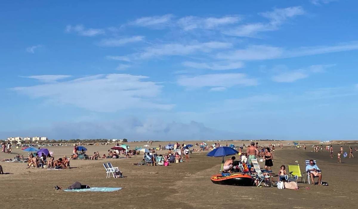 La playa de Ayamonte con la presencia al fondo del humo del incendio de Niebla - La playa de Ayamonte con la presencia al fondo del humo del incendio de Niebla