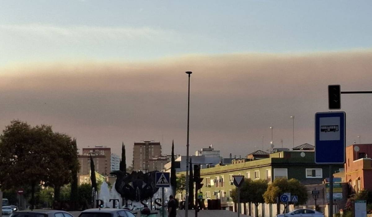 El humo del incendio en Niebla cruza provincias: así se ve el incendio desde Sevilla