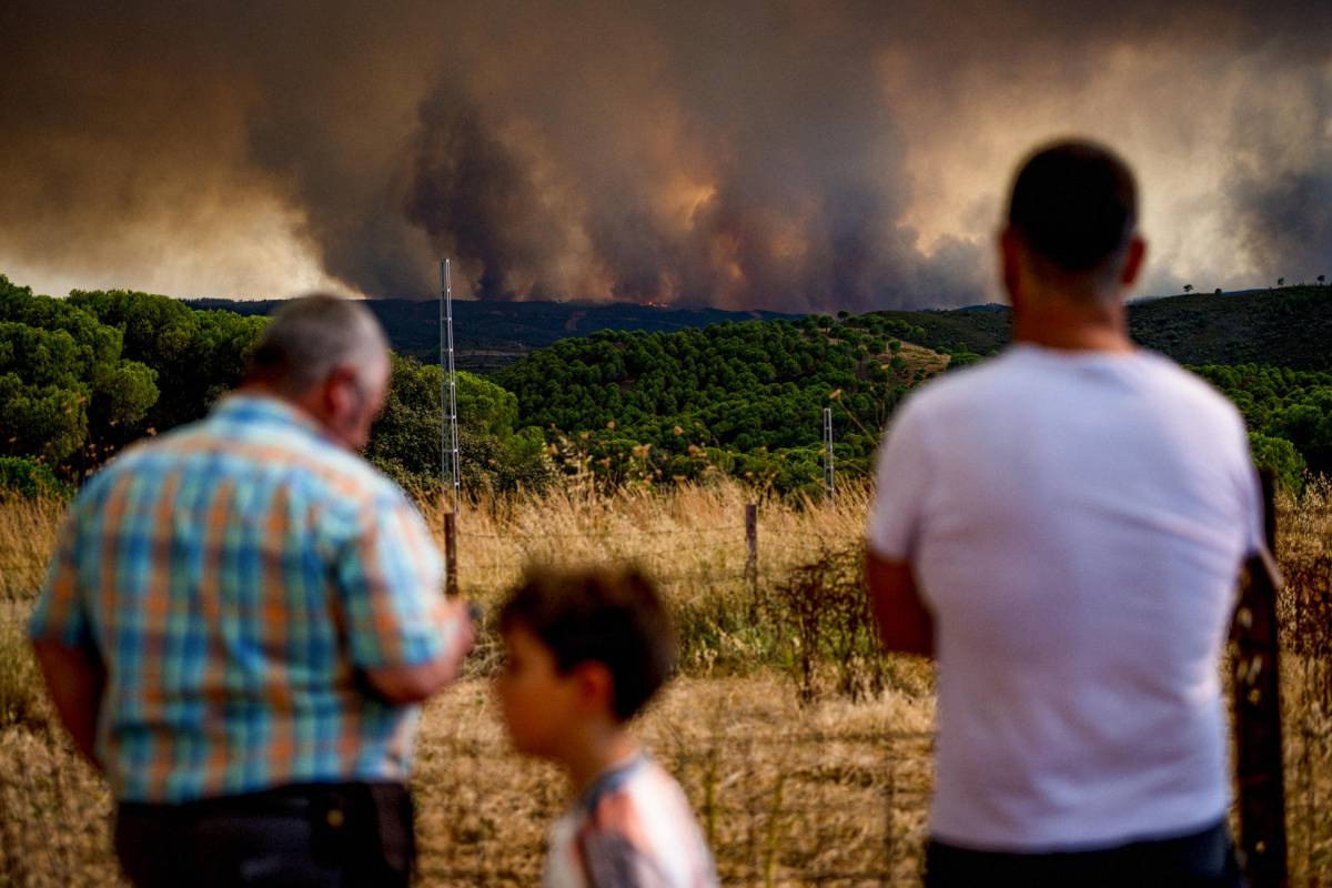 Última hora del incendio de Niebla: el fuego sigue descontrolado y varios municipios de Sevilla están en preaviso por posibles desalojos
