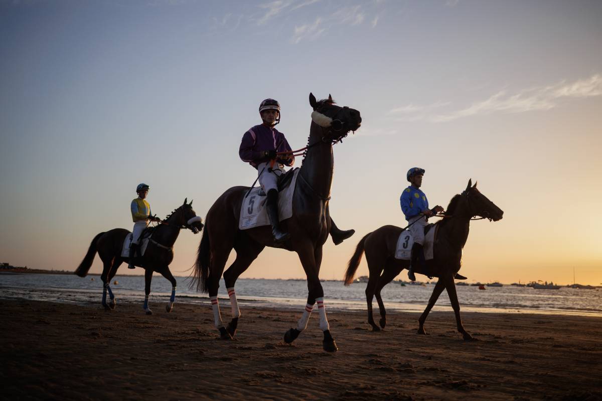 La danza ritual de la salida: la otra cara cara de las carreras de caballos de Sanlúcar